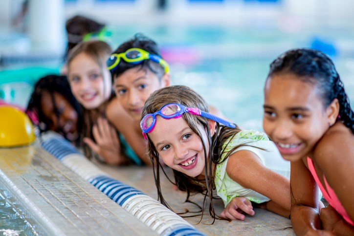 Barn på simskola