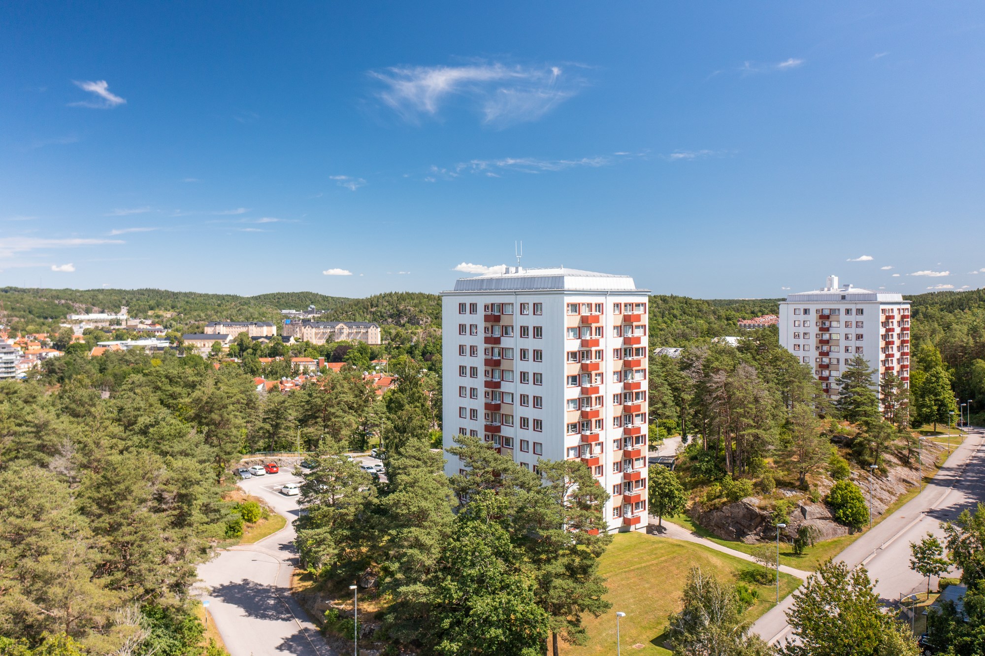 Bild på fastigheten adress Tureborgsvägen 22 till höger i bilden, Klippgatan 1 närmast i bild.