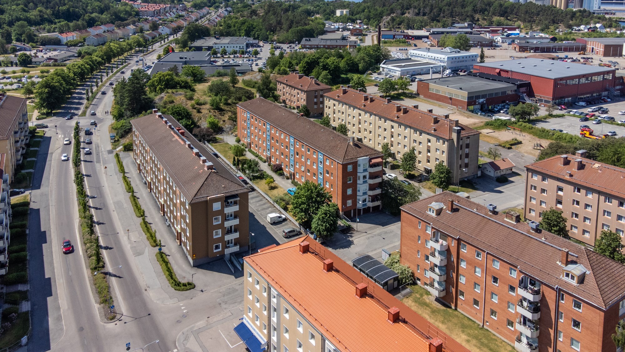 Översiktsbild på Walkesborg med Tjärhovsgatan 15 i mitten av de tre husen baktill i bild, mot söder