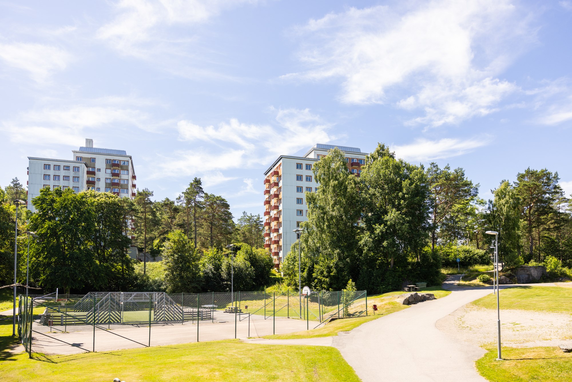 Bild på idrottsplatsen i området Tureborg med fastigheten adress Tureborgsvägen 22 till vänster i bilden.