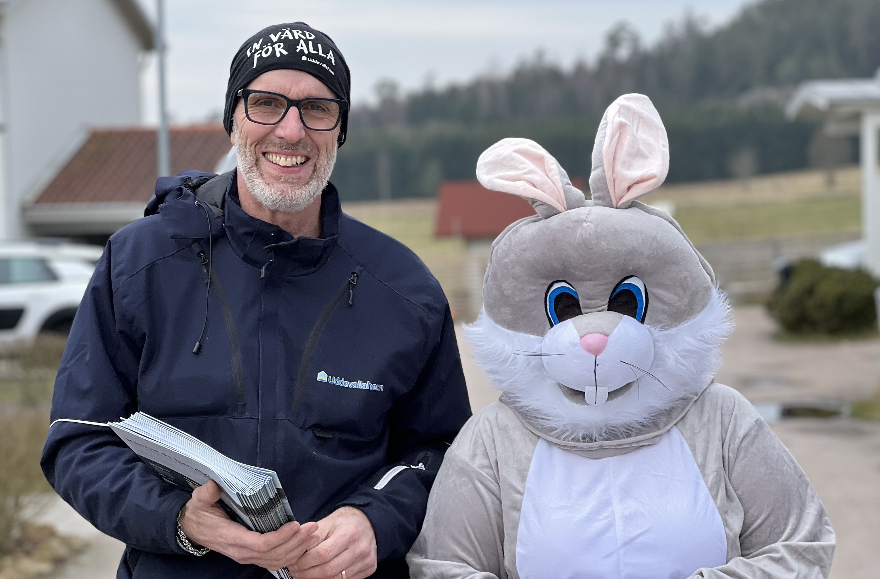 Påskharen tillsammans med bovärd från Uddevallahem