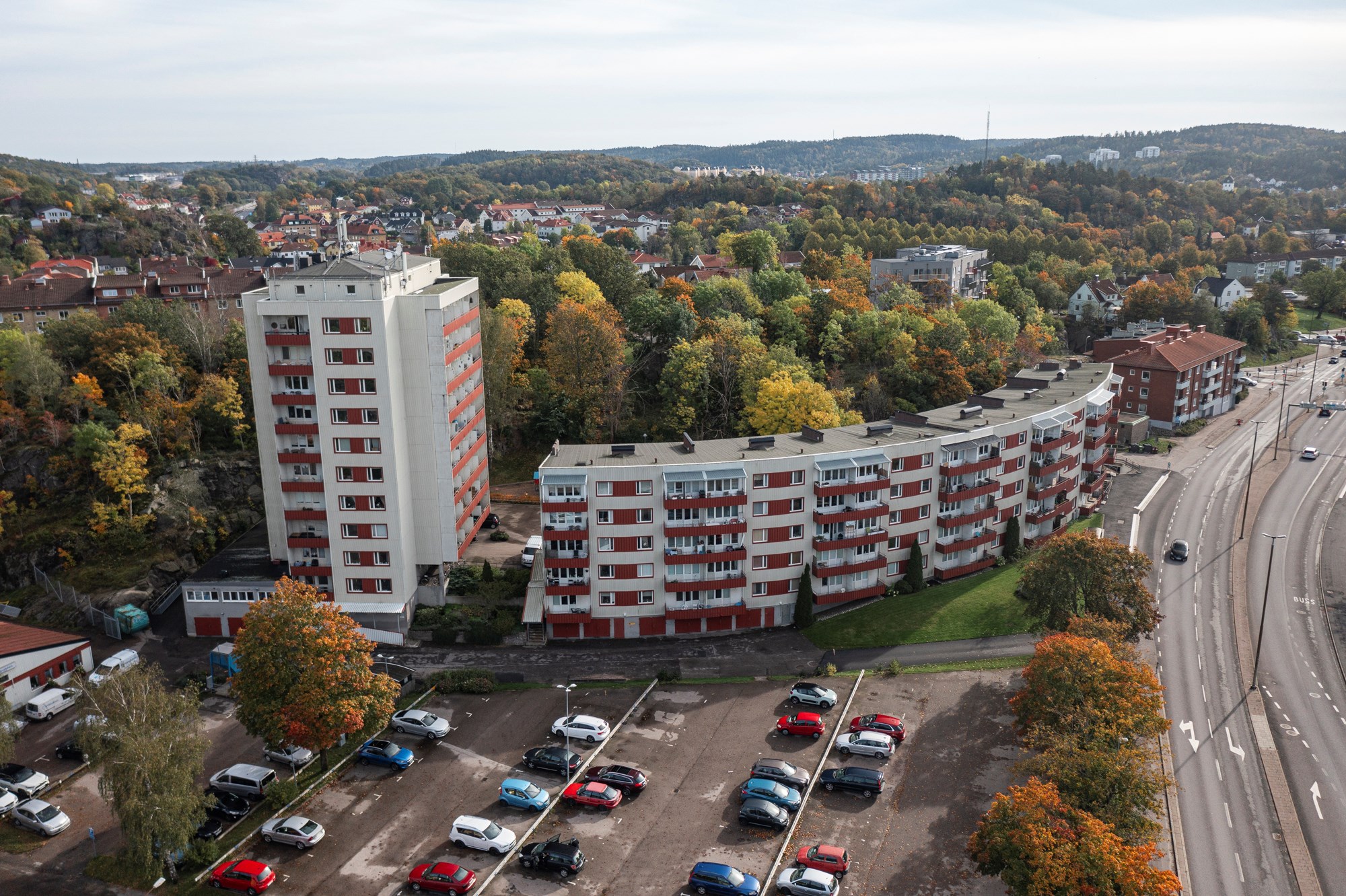 Drönarbild med vy över fastigheterna på Bävedalsvägen och Fjällvägen