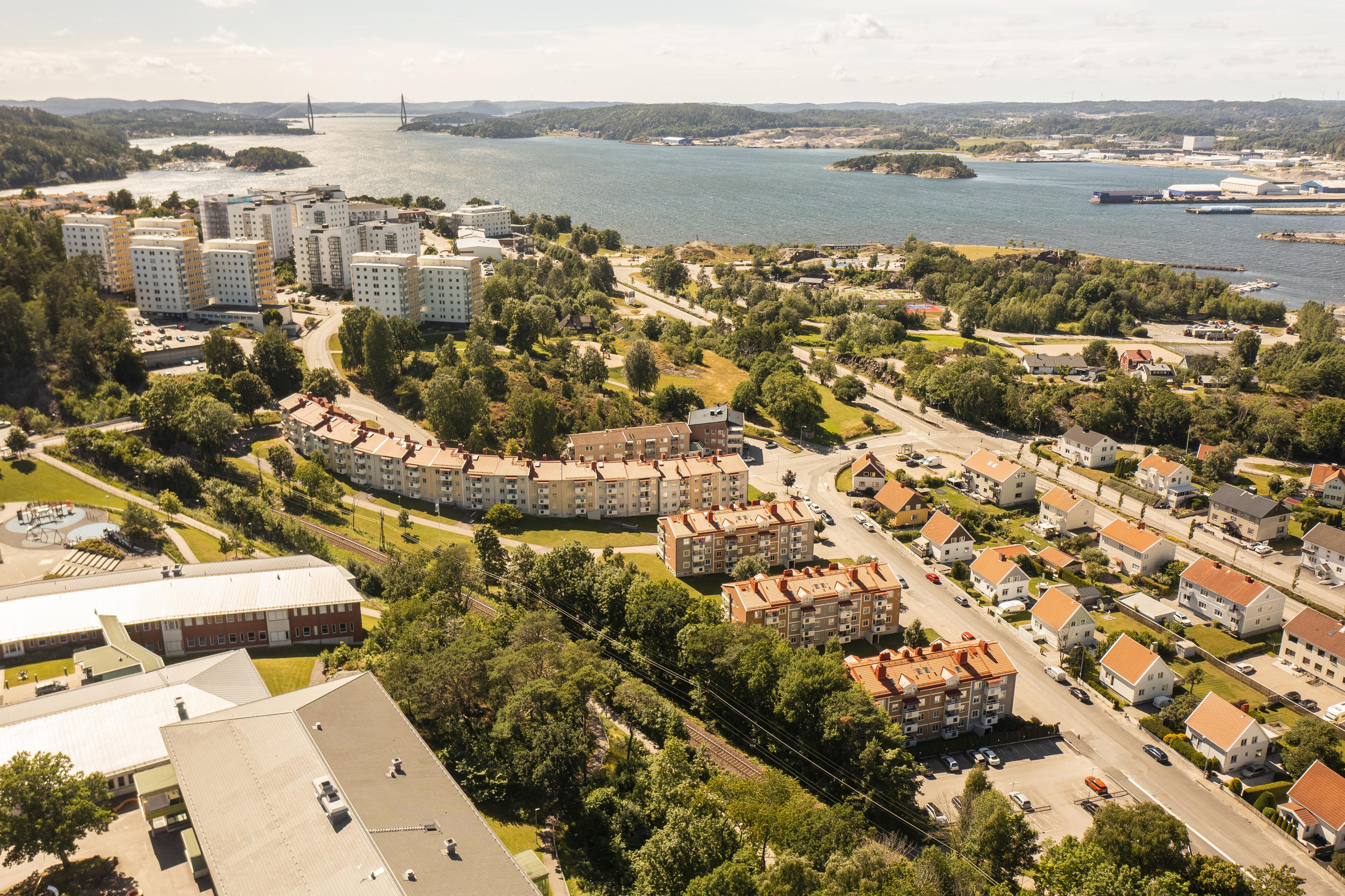 Flygfoto över Uddevallahems fastigheter på Anders knapes väg 1, 3, 5 och Nordens väg 1 och 2 samt närheten till havet.