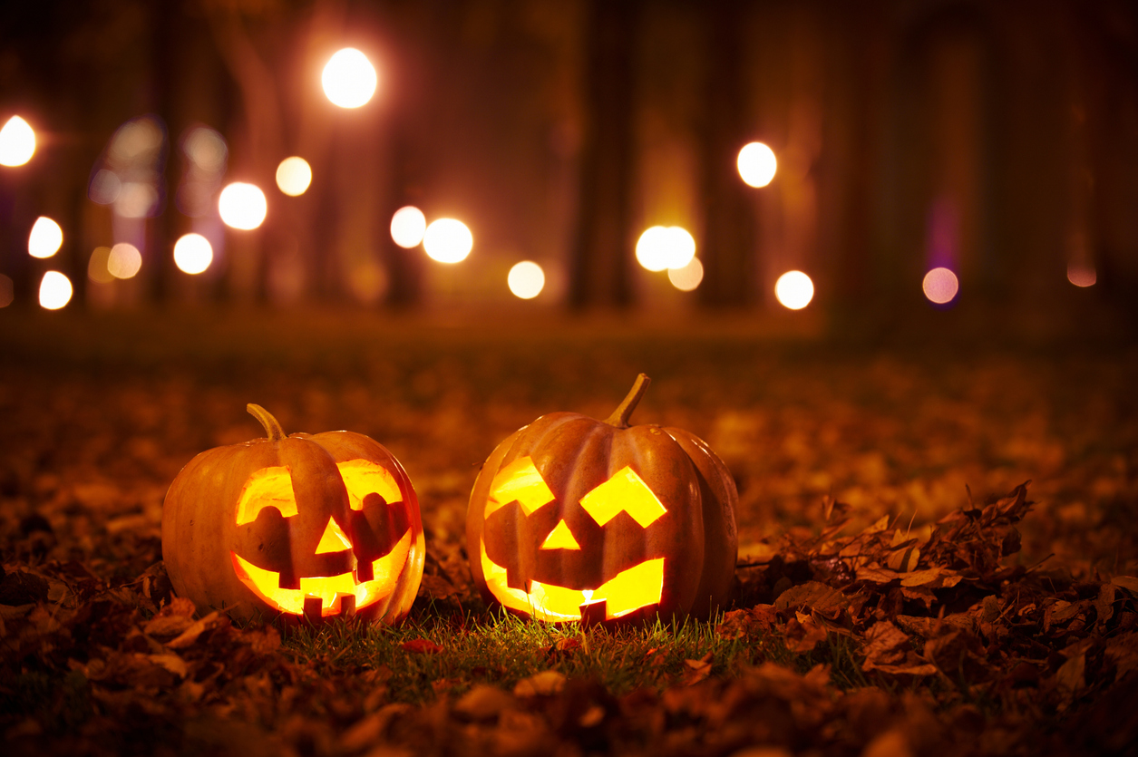 Två halloweenpumpor med ansikten på