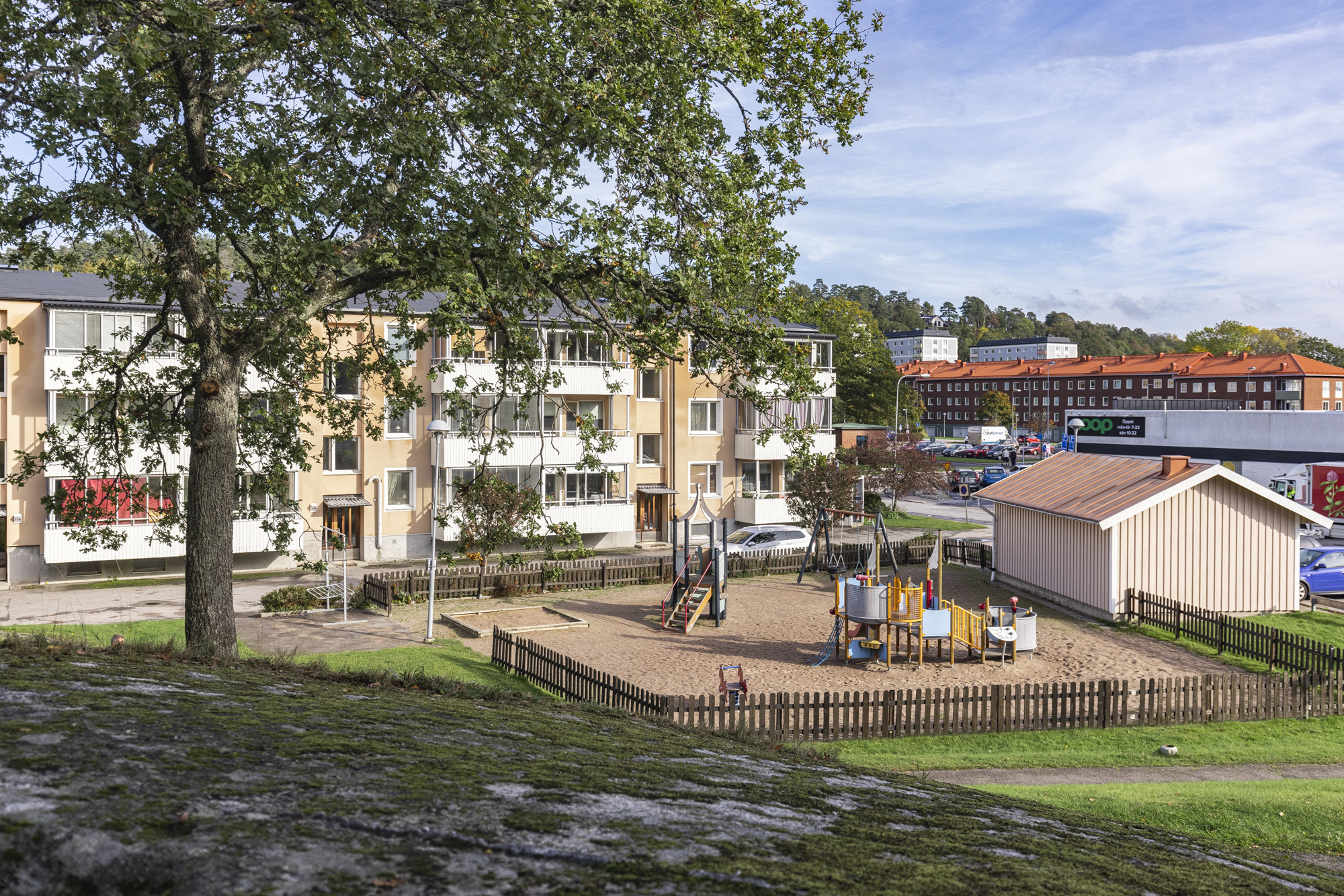  Fastighet och yttre miljö med lekplats på Sunnanvindsv.9-11 och vy mot Skogslyckan torg