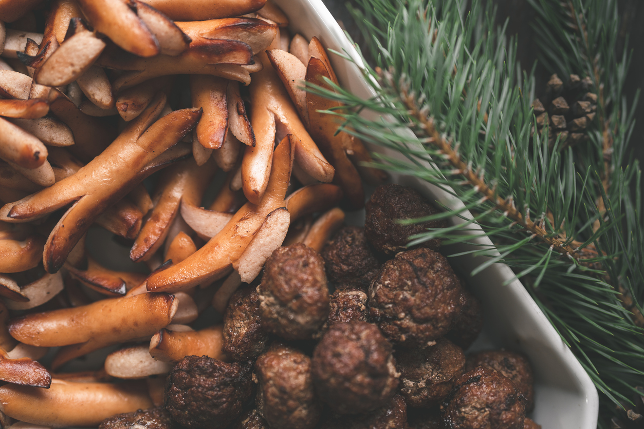 Närbild på köttbullar och prinskorv på julbordet