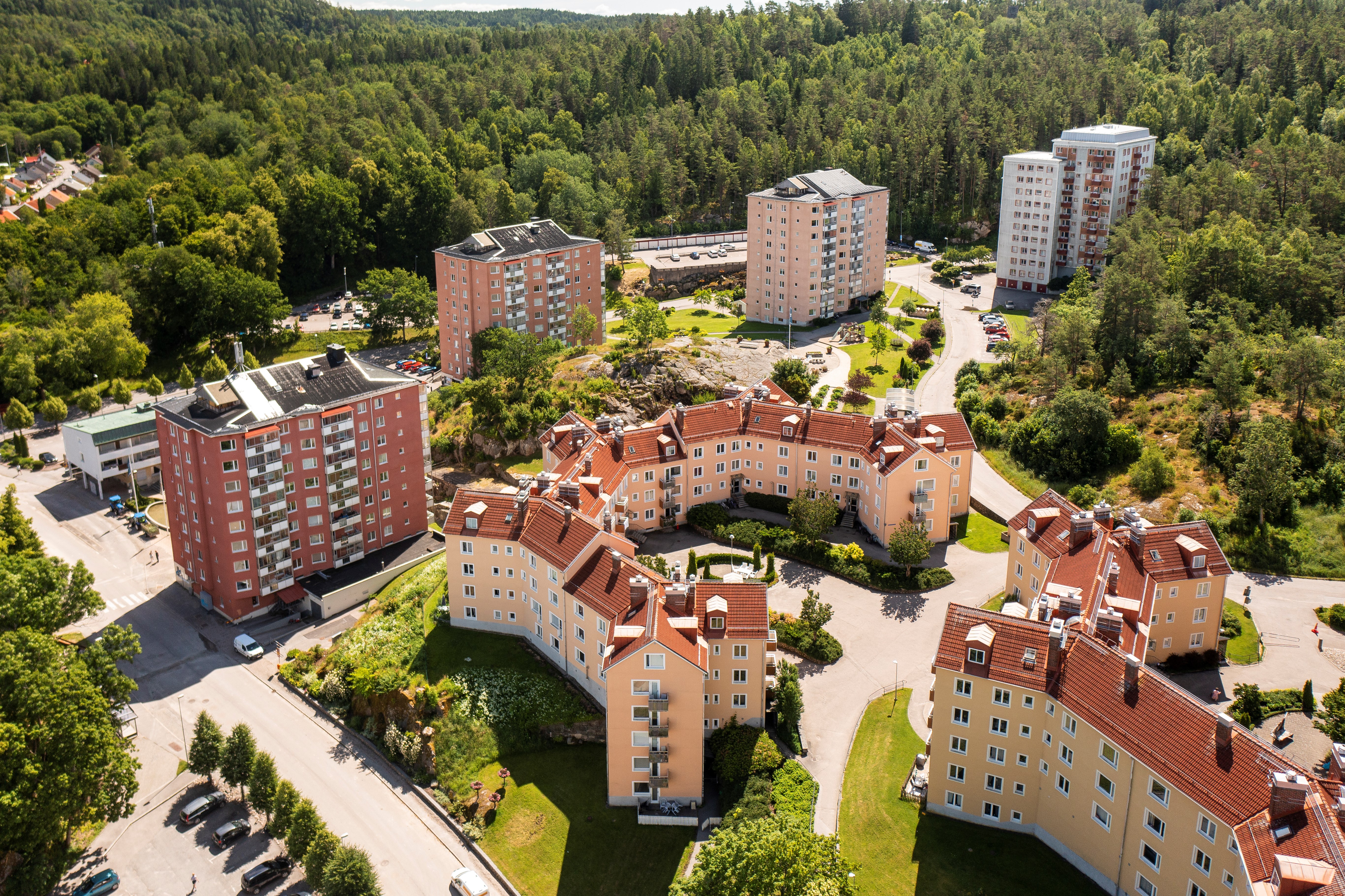 Flygbild på fastigheten adress Hagarnevägen 41 i mitten på bilden 