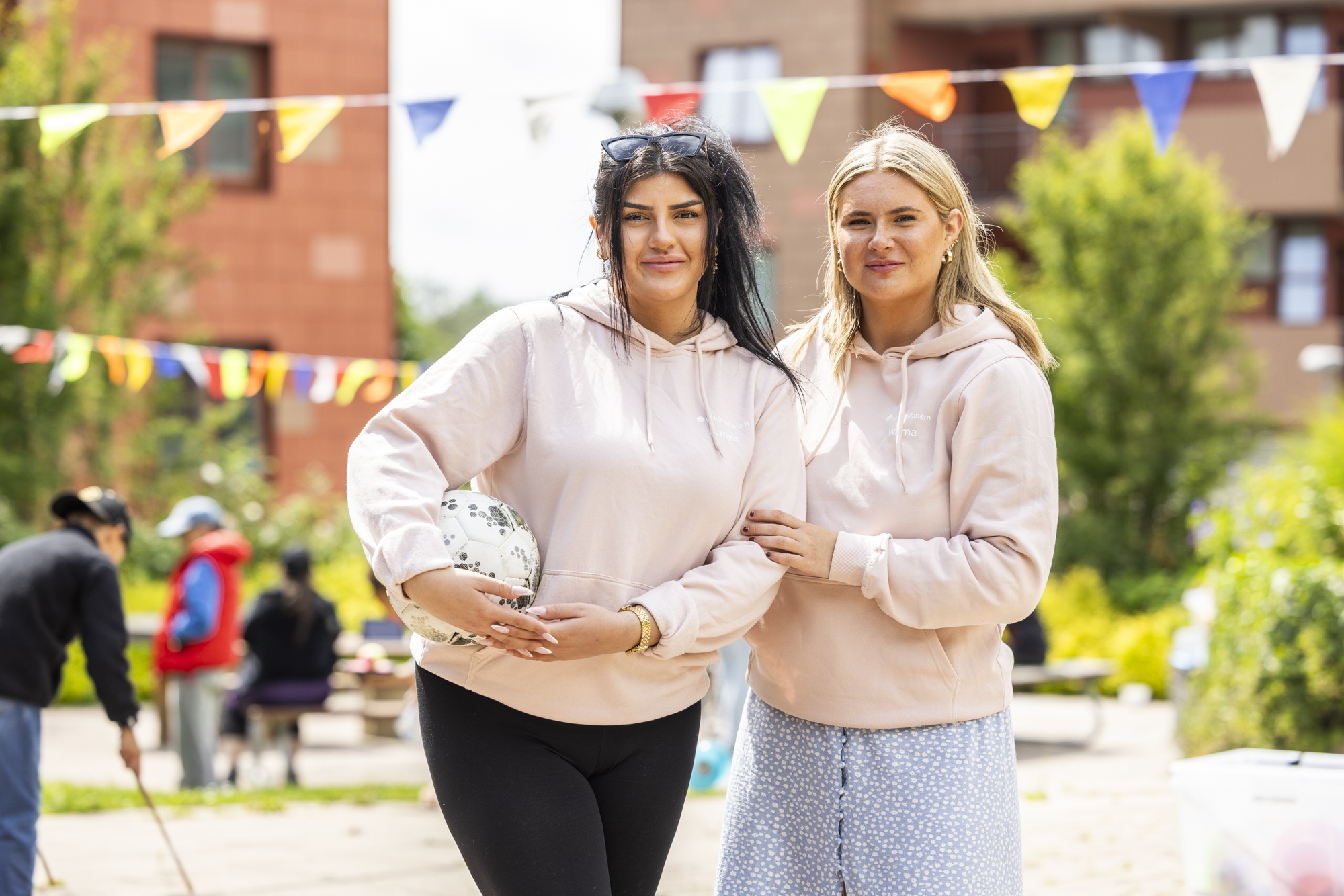 Uddevallahems aktivitetsvärdar Lanya och Wilma poserar med en fotboll