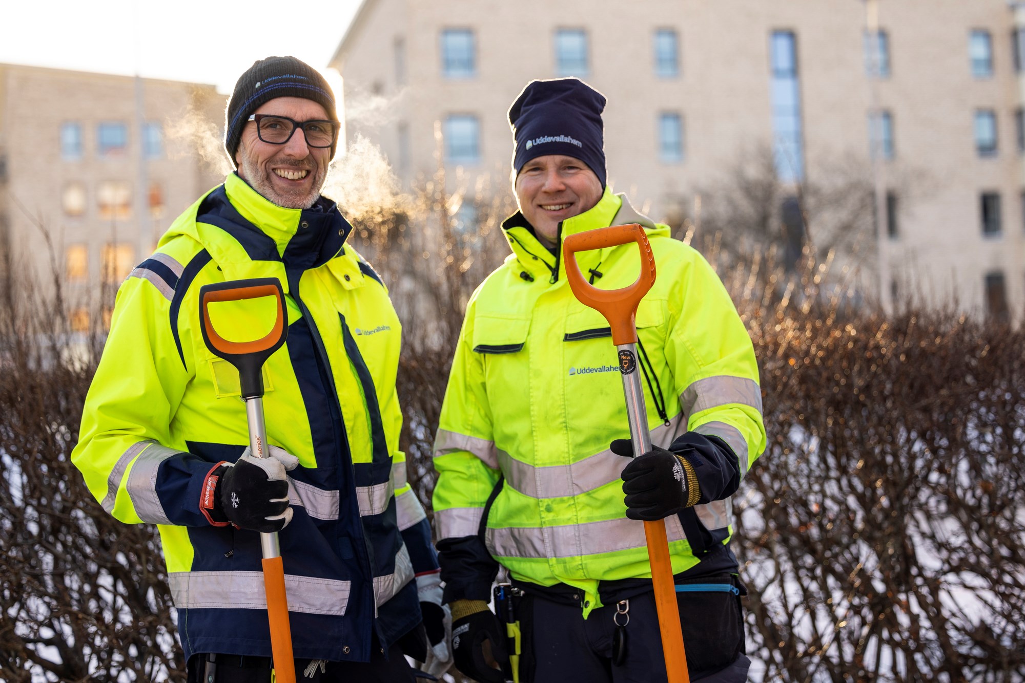 Två medarbetare på Uddevallahem som skottar snö