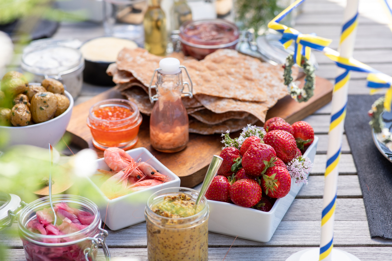 Midsommarmat med sill, jordgubbar och knäckebröd