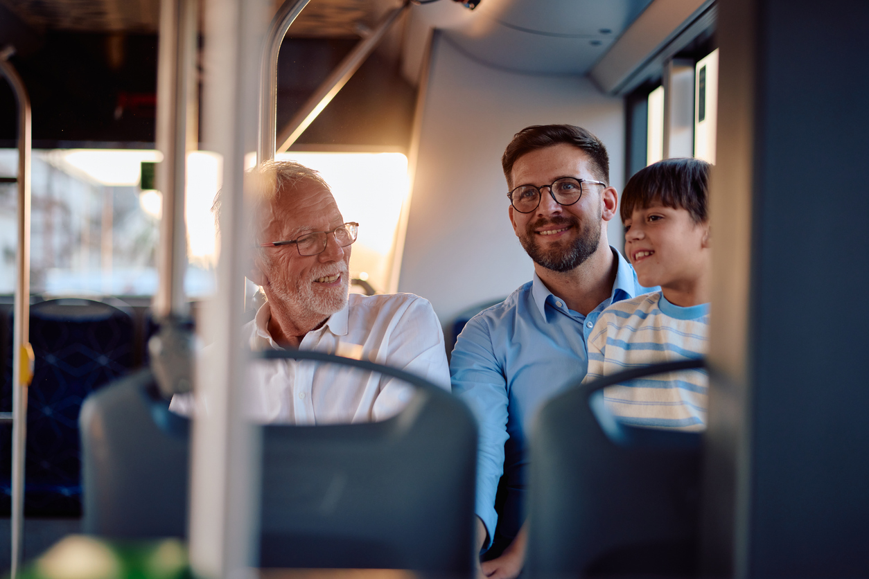 En farfar med sin son och sitt barnbarn på en buss tillsammans