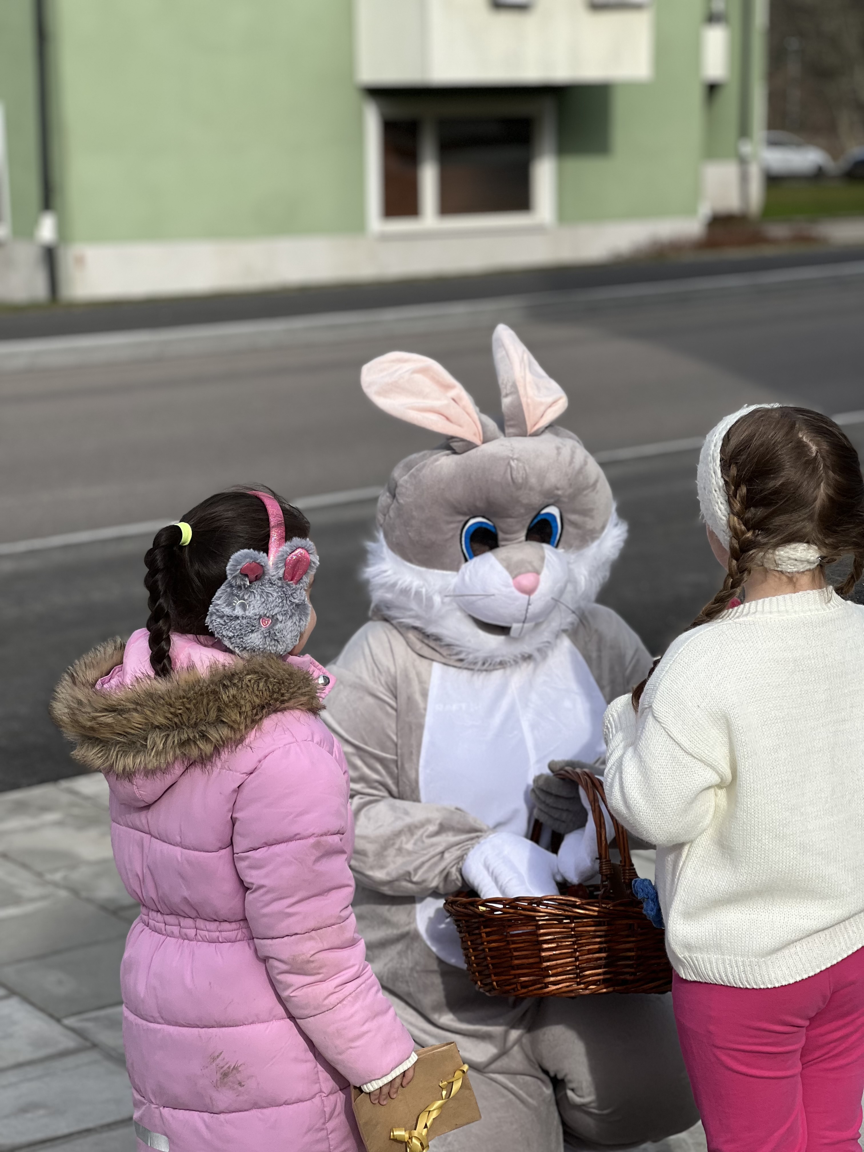 Påskhare som hälsar på barn