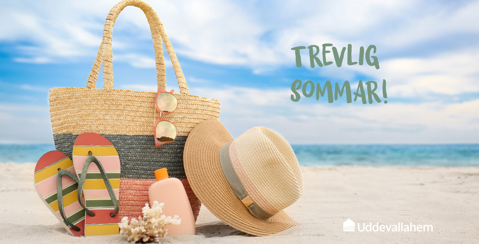 Väska, tofflor och solhatt på en sandstrand