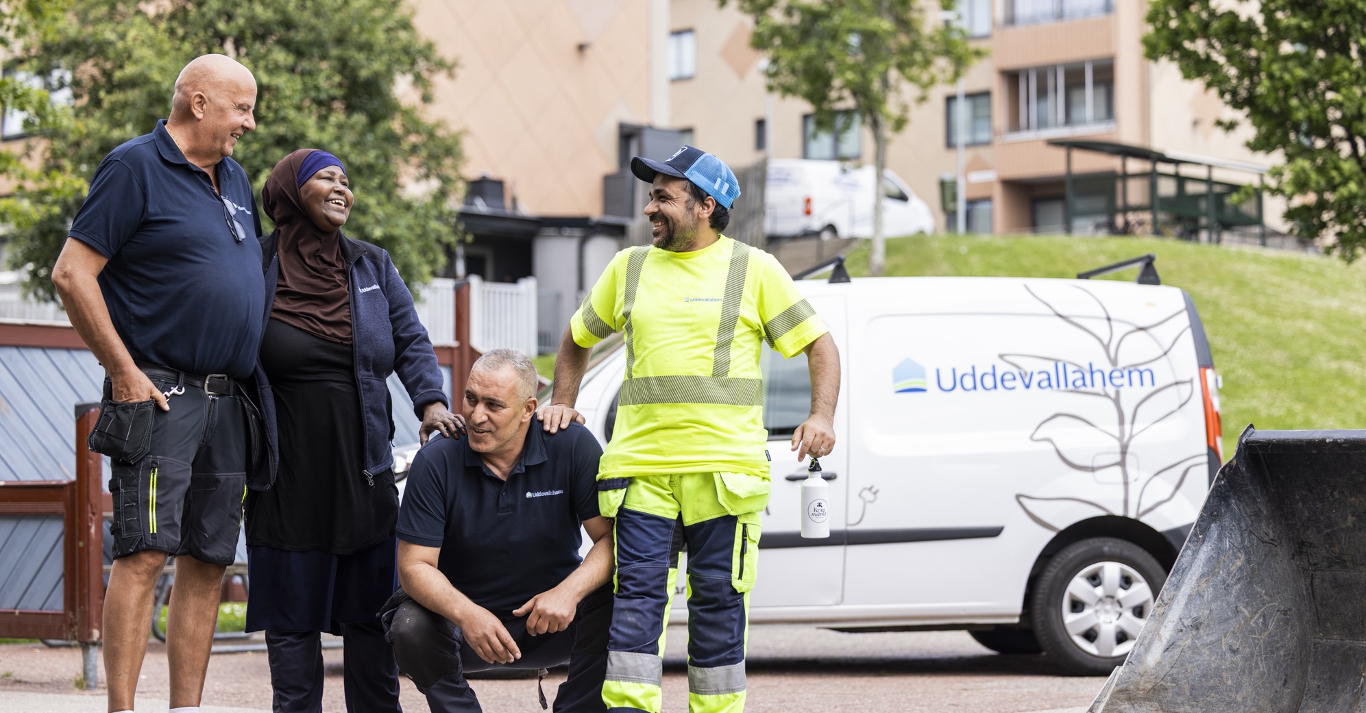 Fyra medarbetare på Uddevallahem som pratar och ler