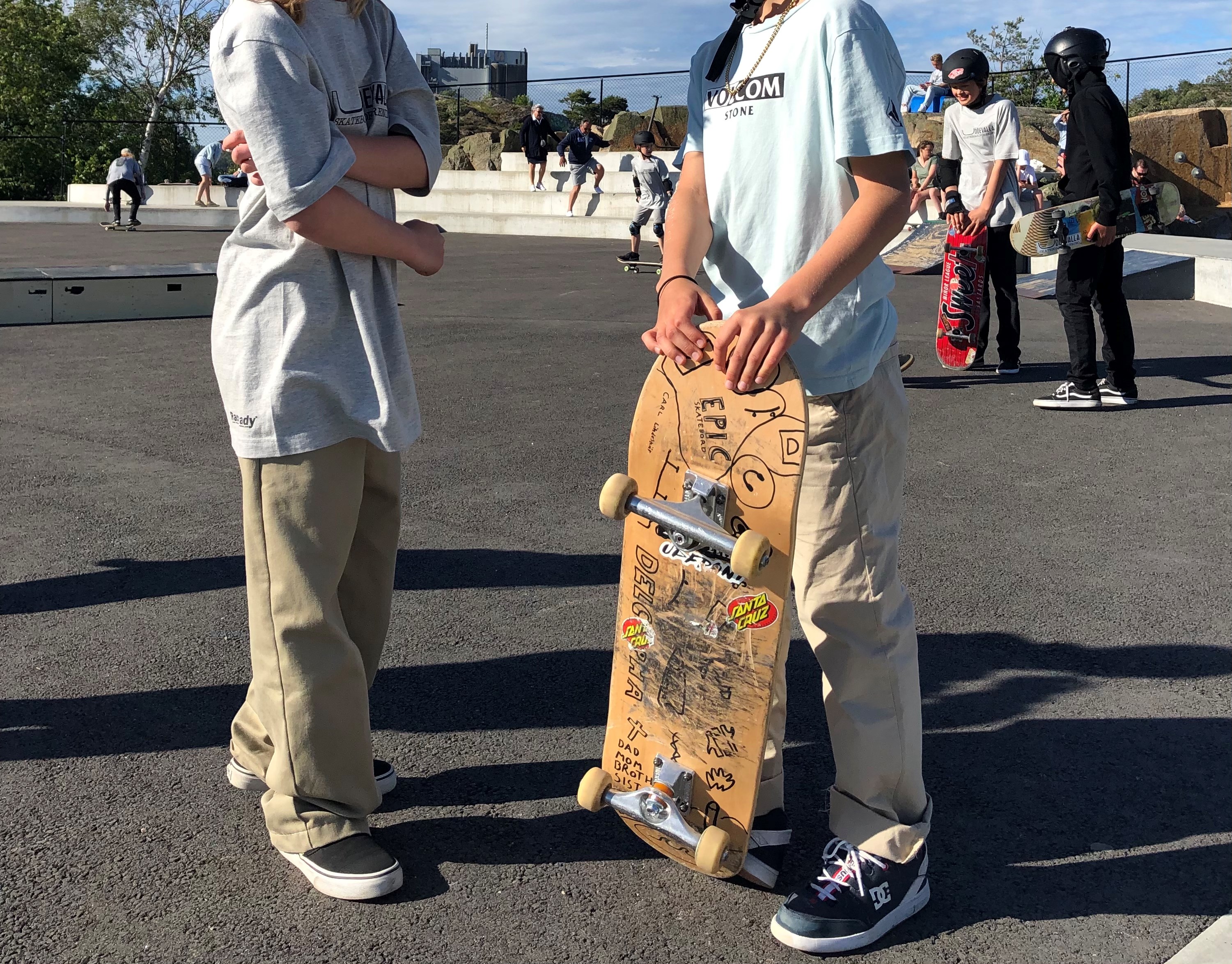 två personer som hänger i skateparken