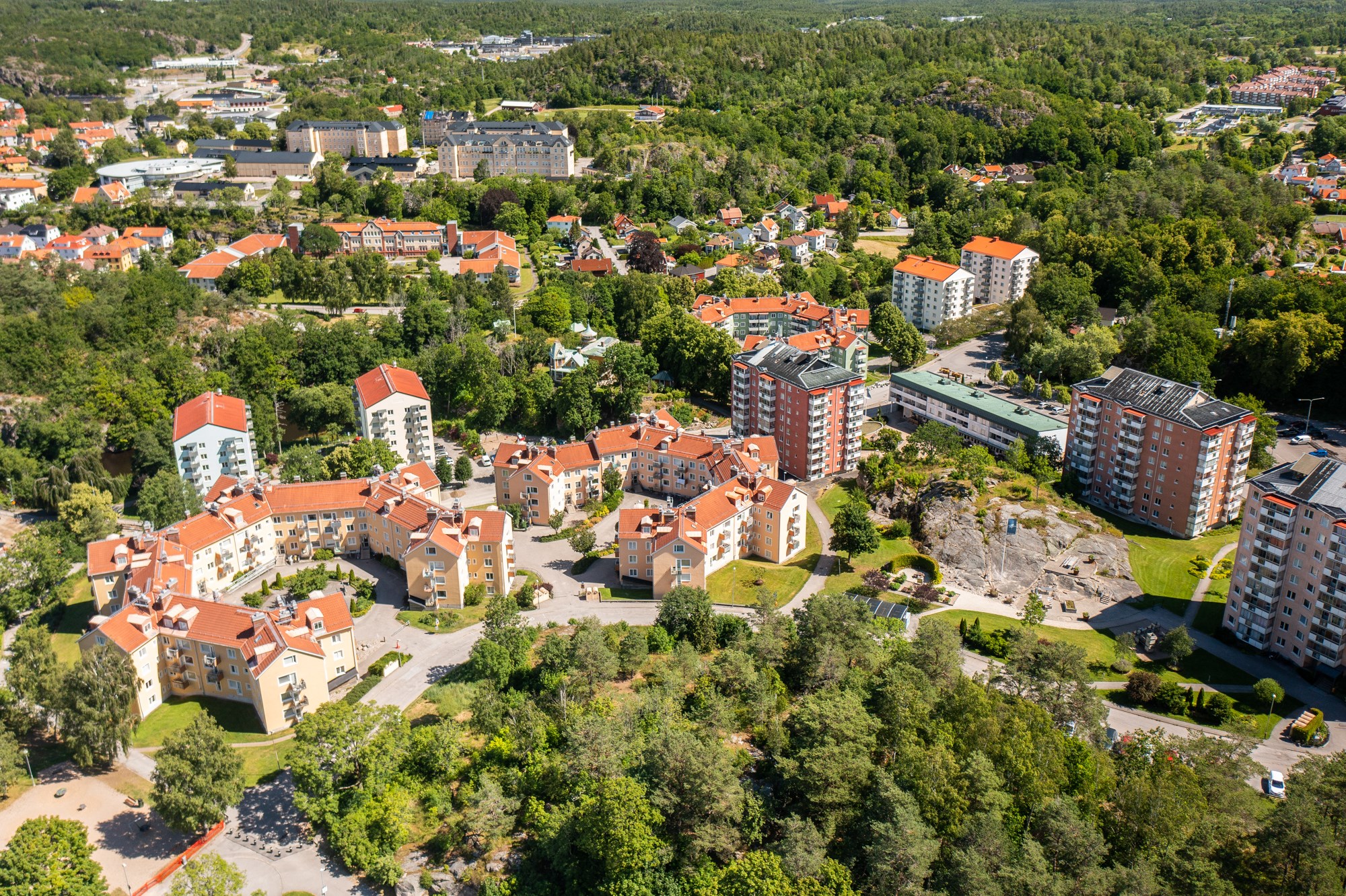 Flygbild med Hagarnevägen 39-41 närmast i bild och därefter fastigheten adress Tureborgsvägen 12