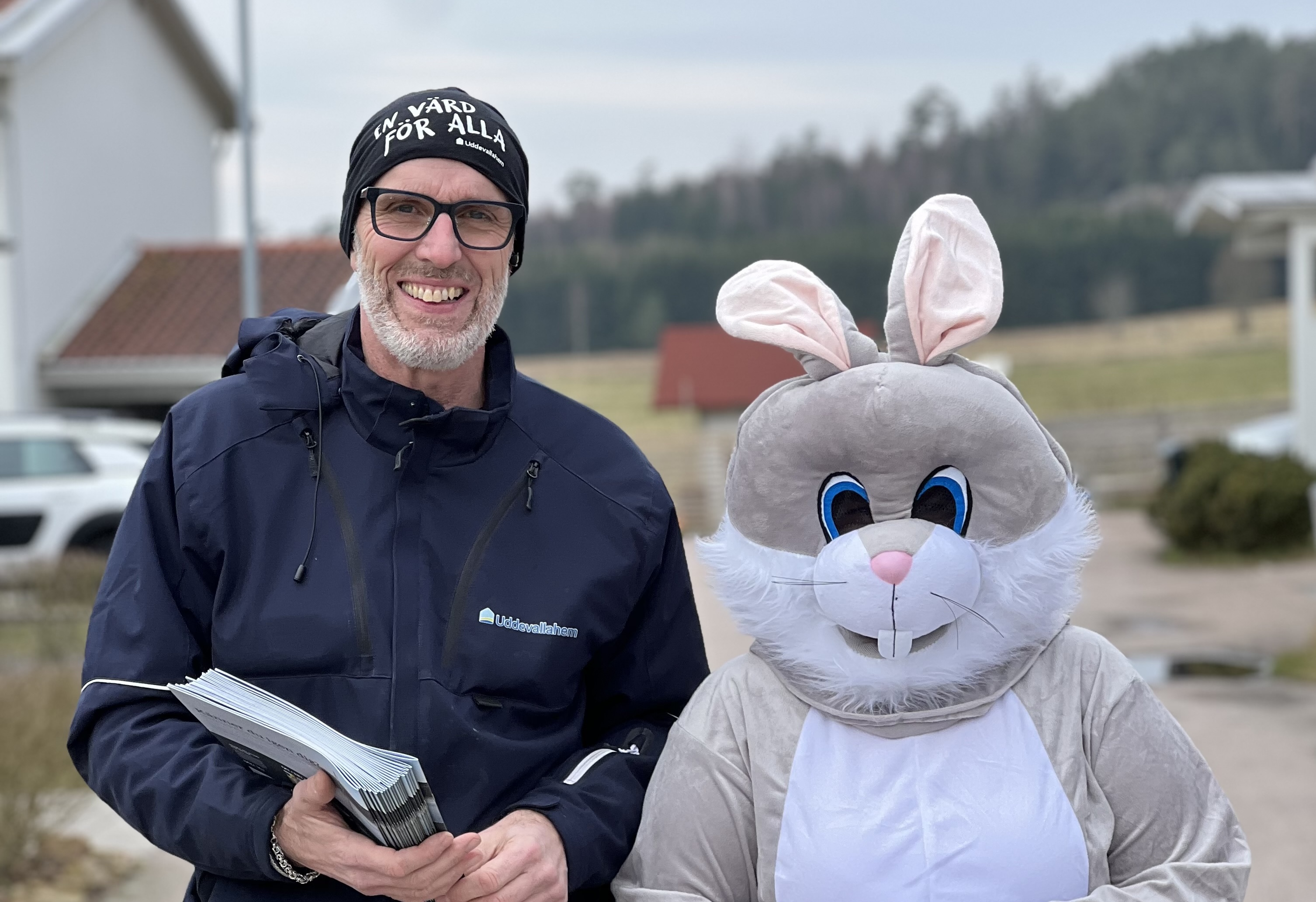 Bovärd på Uddevallahem tillsammans med påskharen