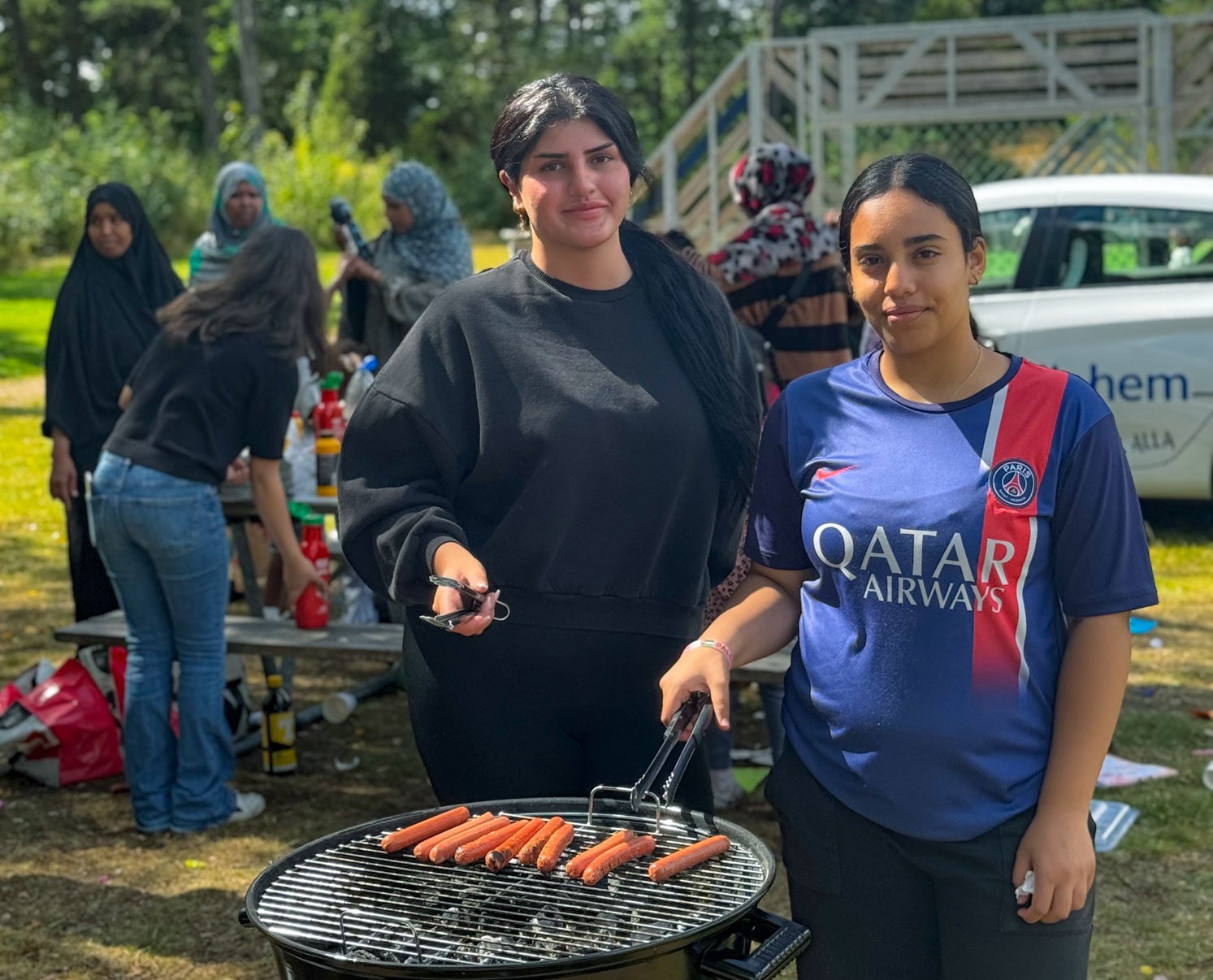 Uddevallahems aktivitetsvärd Lanya står vid grillen tillsammans med en hyresgäst