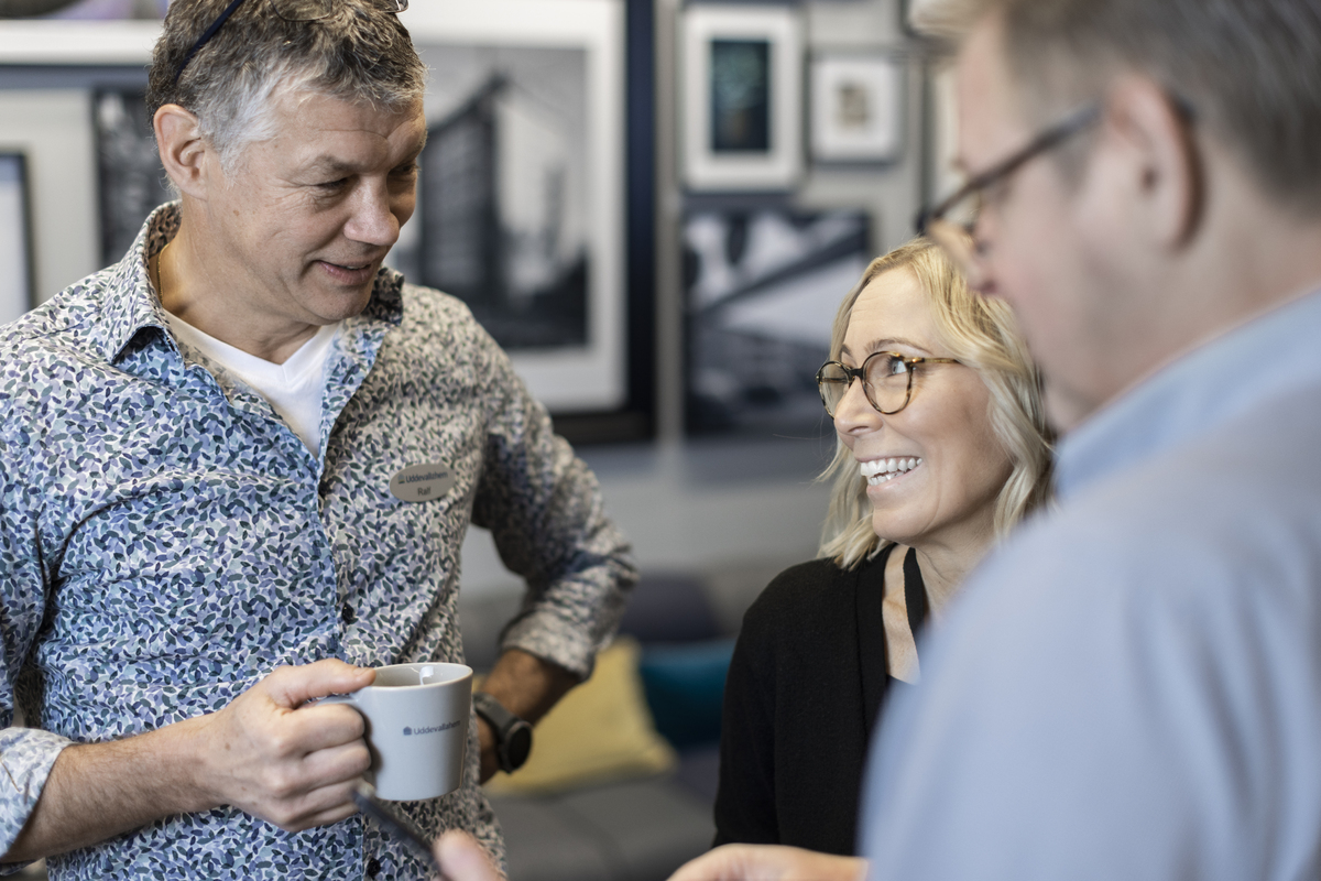 Tre medarbetare på Uddevallahems pratar och skrattar