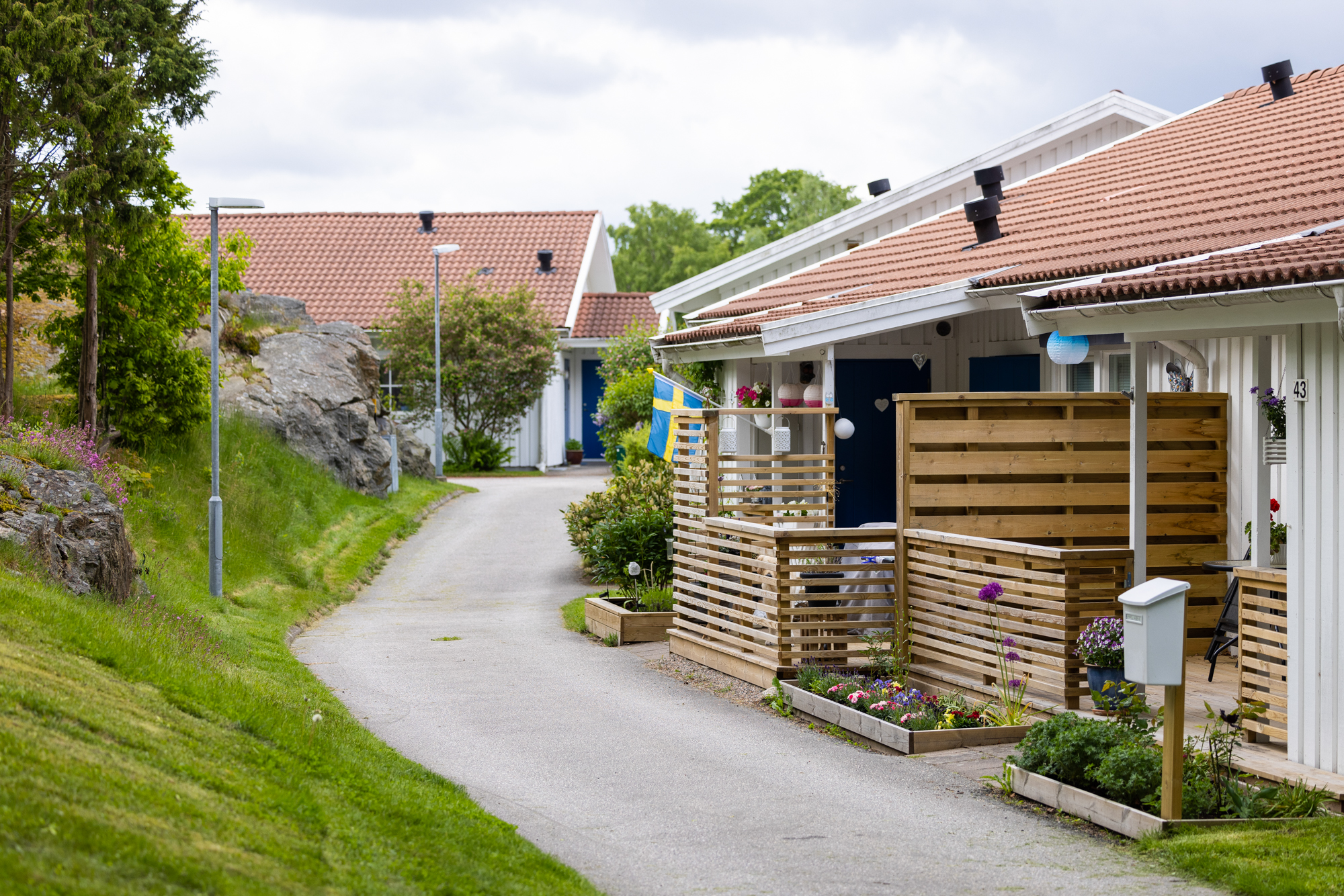 Bild på radhus adress Kaprifolvägen 43 närmast i bild i området Hälle.