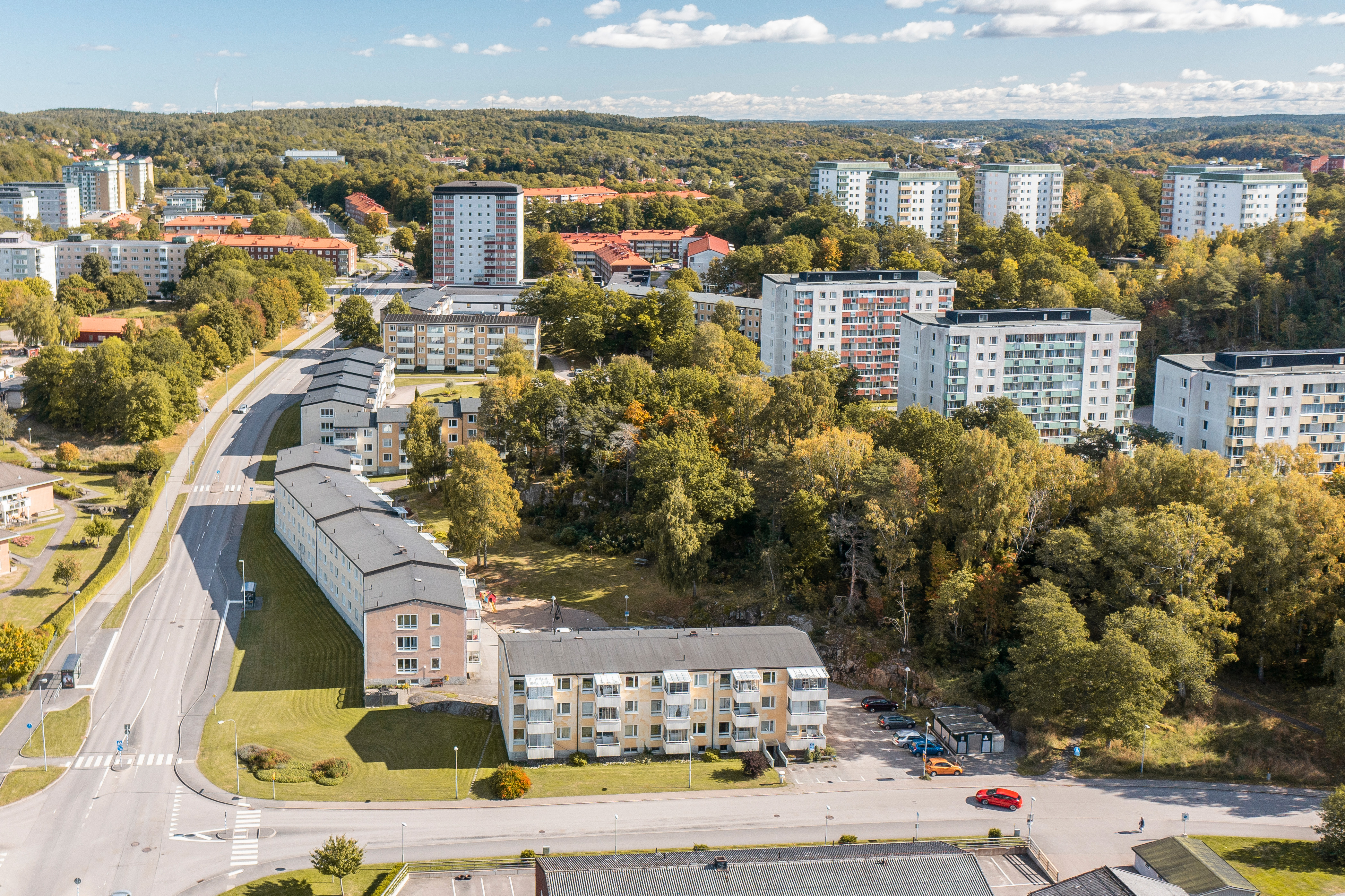 Drönarfoto över fastigheter på Skogslyckan med Nordanvindsvägen 6-8 i förgrunden